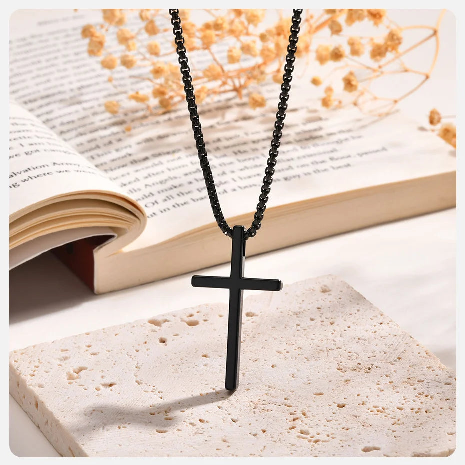 Collier avec pendentif en croix religieuse
