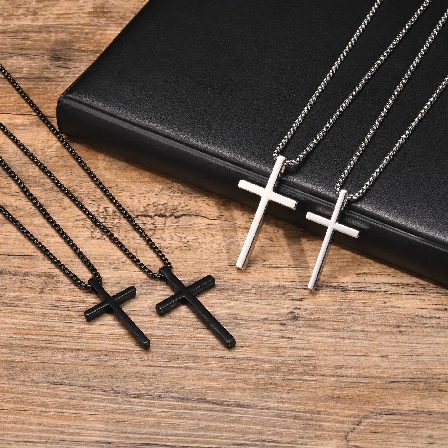 Collier avec pendentif en croix religieuse