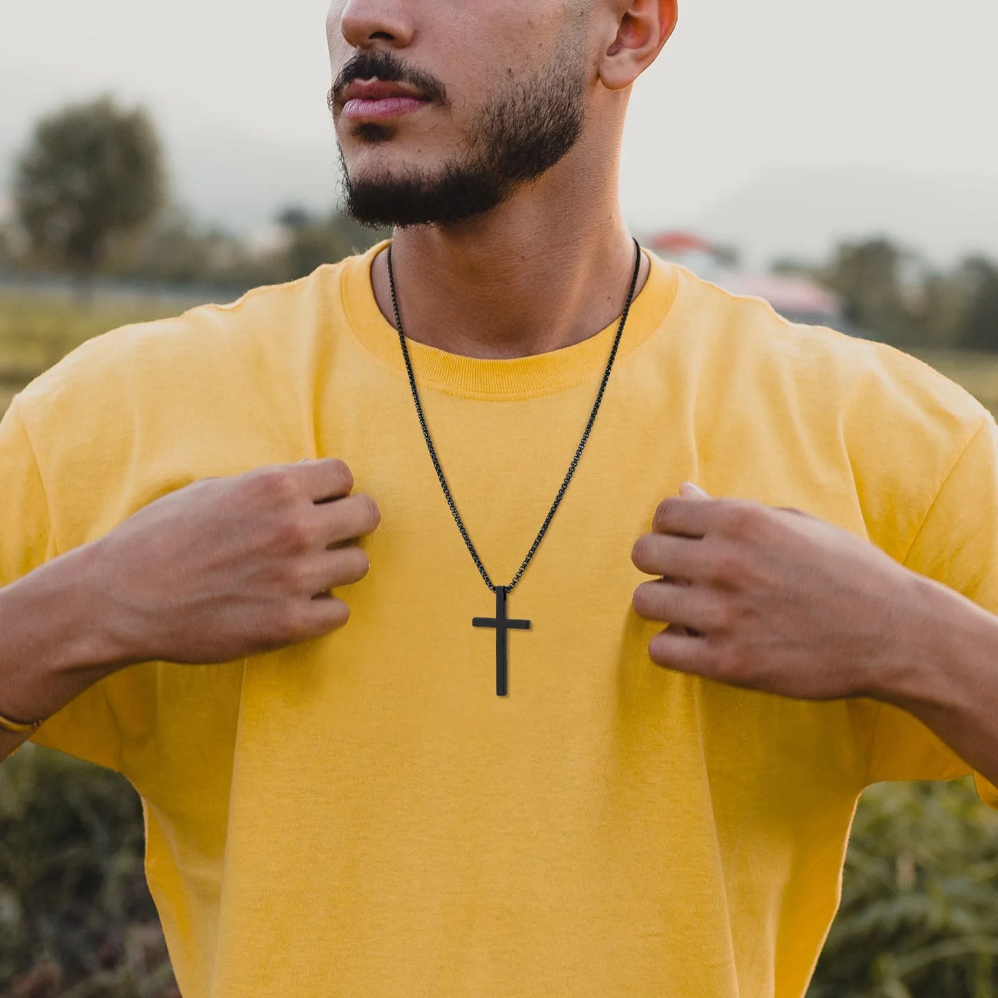 Collier avec pendentif en croix religieuse
